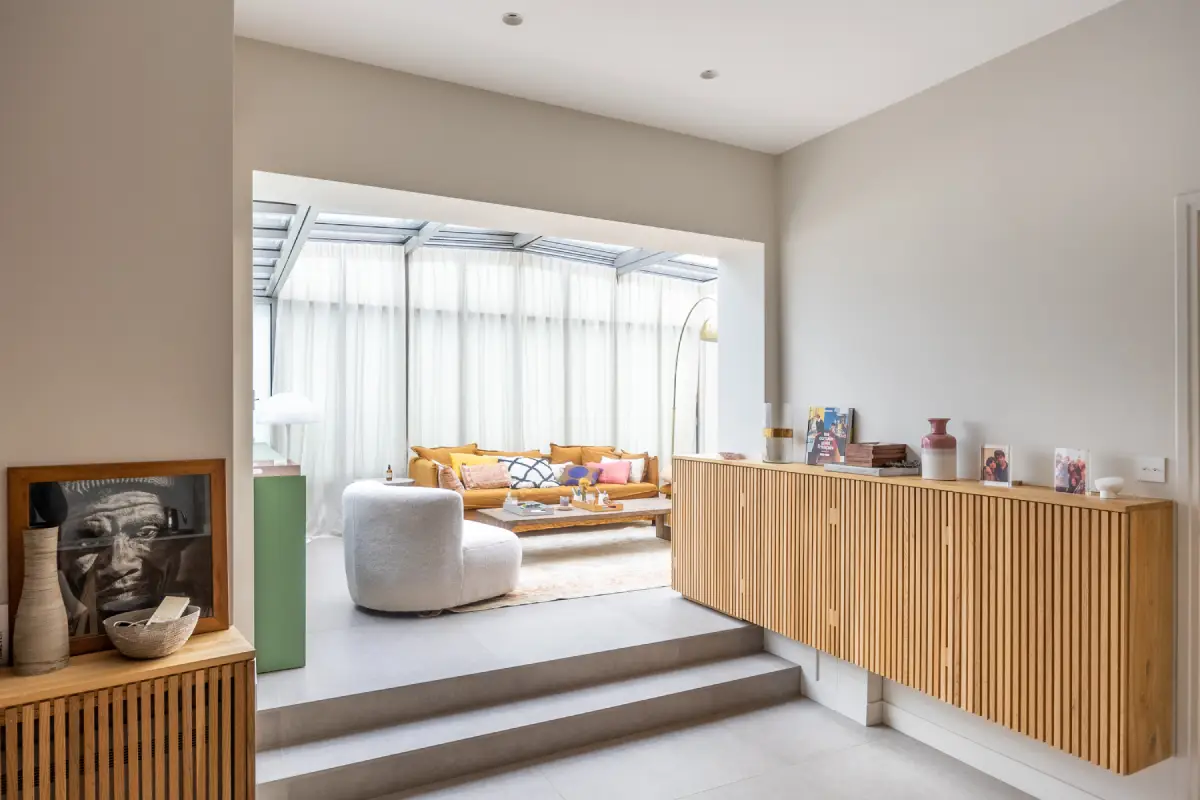 Meuble cache-radiateur avec lattes de bois, création sur mesure