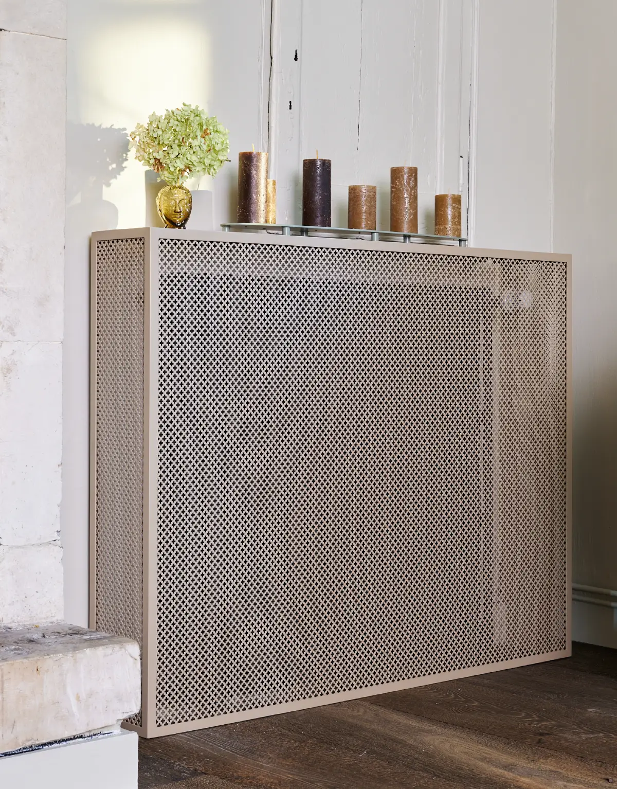 Cache-radiateur en métal perforé couleur taupe, sur mesure