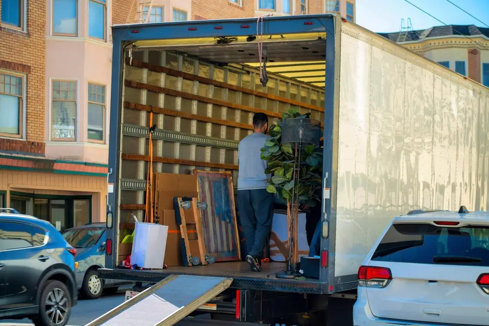 Camion de déménagement pour stocker en garde-meuble.