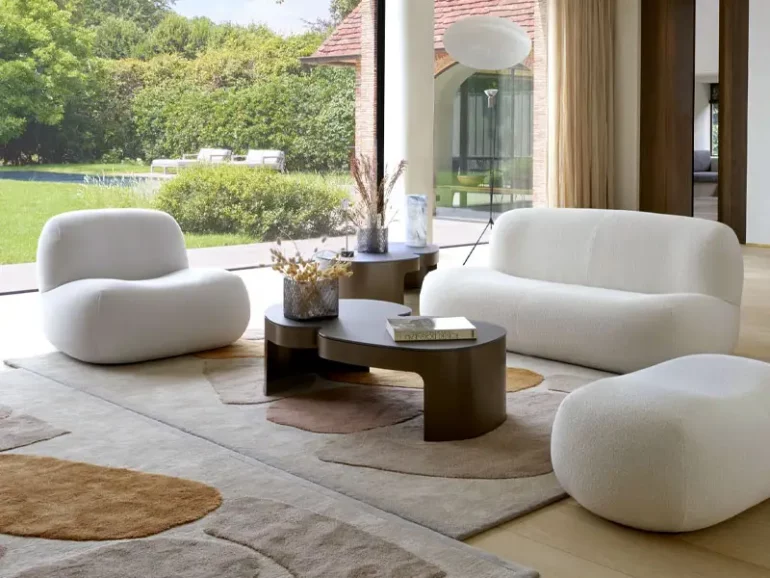 Canapé, pouf et fauteuil contemporains blancs de formes arrondies