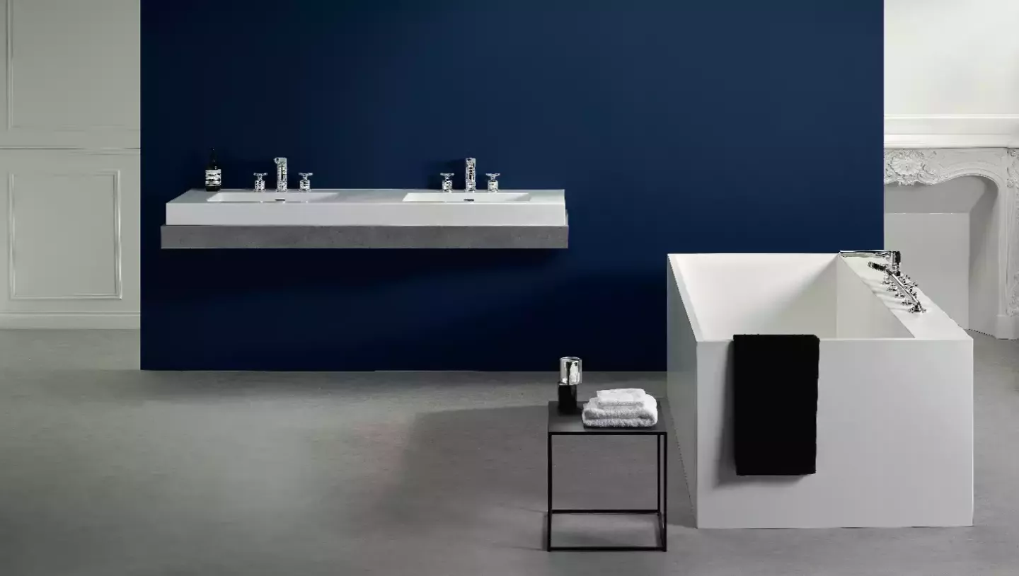 Salle de bain mur bleu