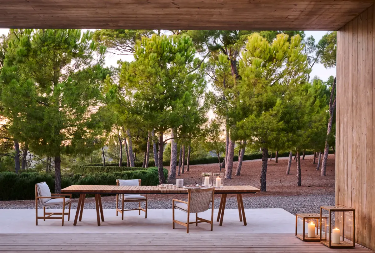 Grande terrasse, table et chaises Cassina