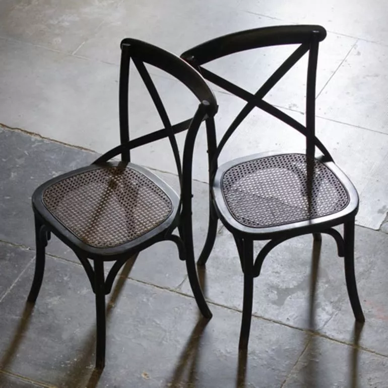 chaise-en-bois-cannee-paris-hanjel-noire