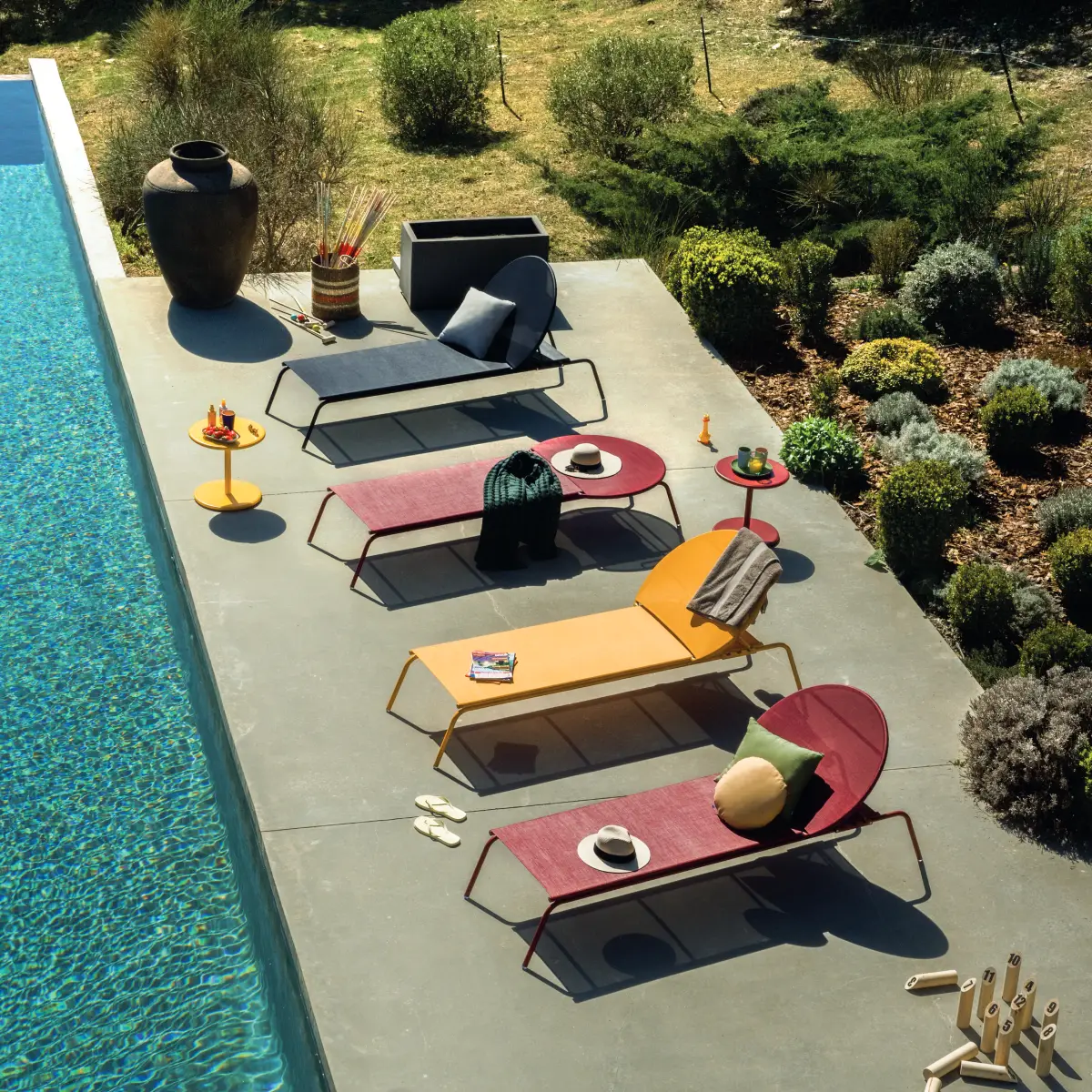 Chaises longues Pop colorée Habitat bord de la piscine