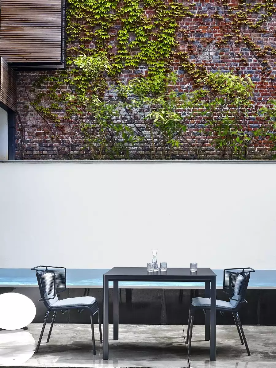 Chaises Fifty et table Seram