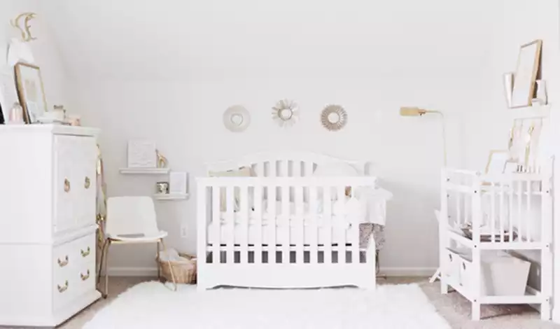 Chambre bébé blanche