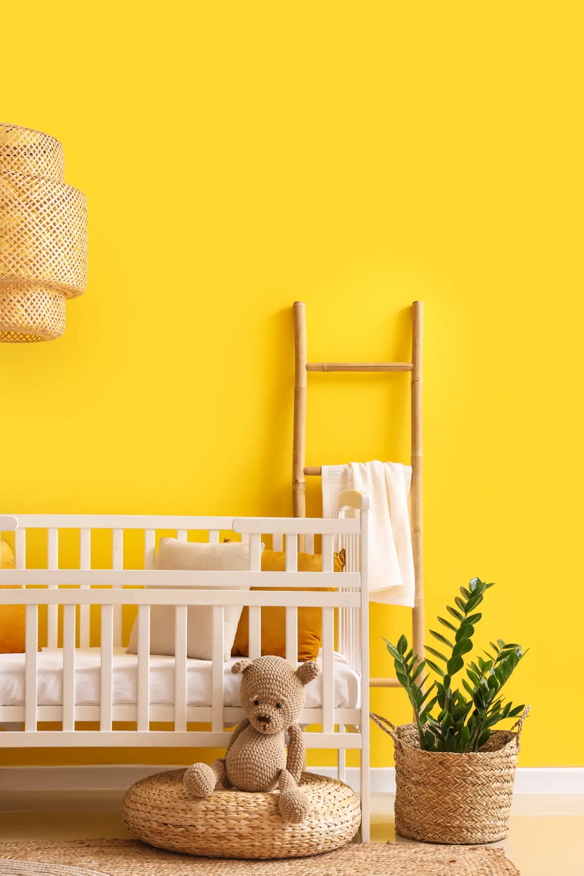 Mur jaune dans une chambre de bébé