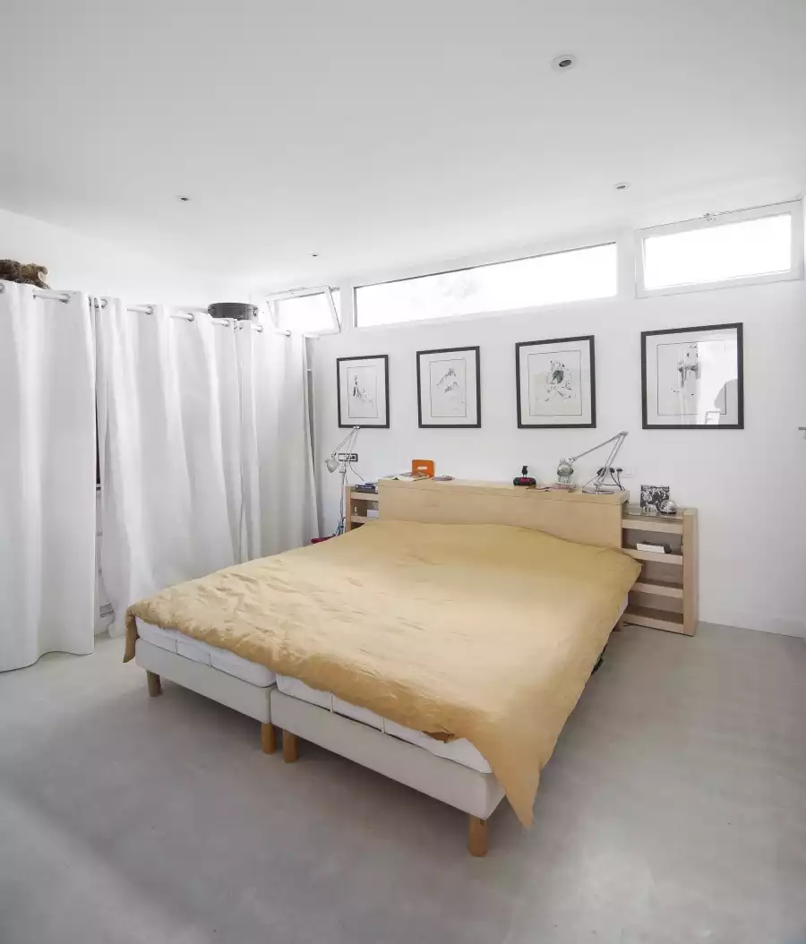 Chambre contemporaine avec sol en béton