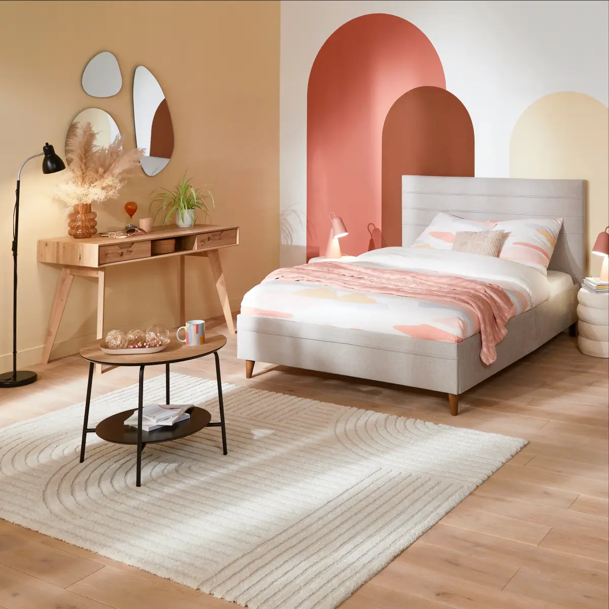 Chambre avec fresque murale rose, marron, beige