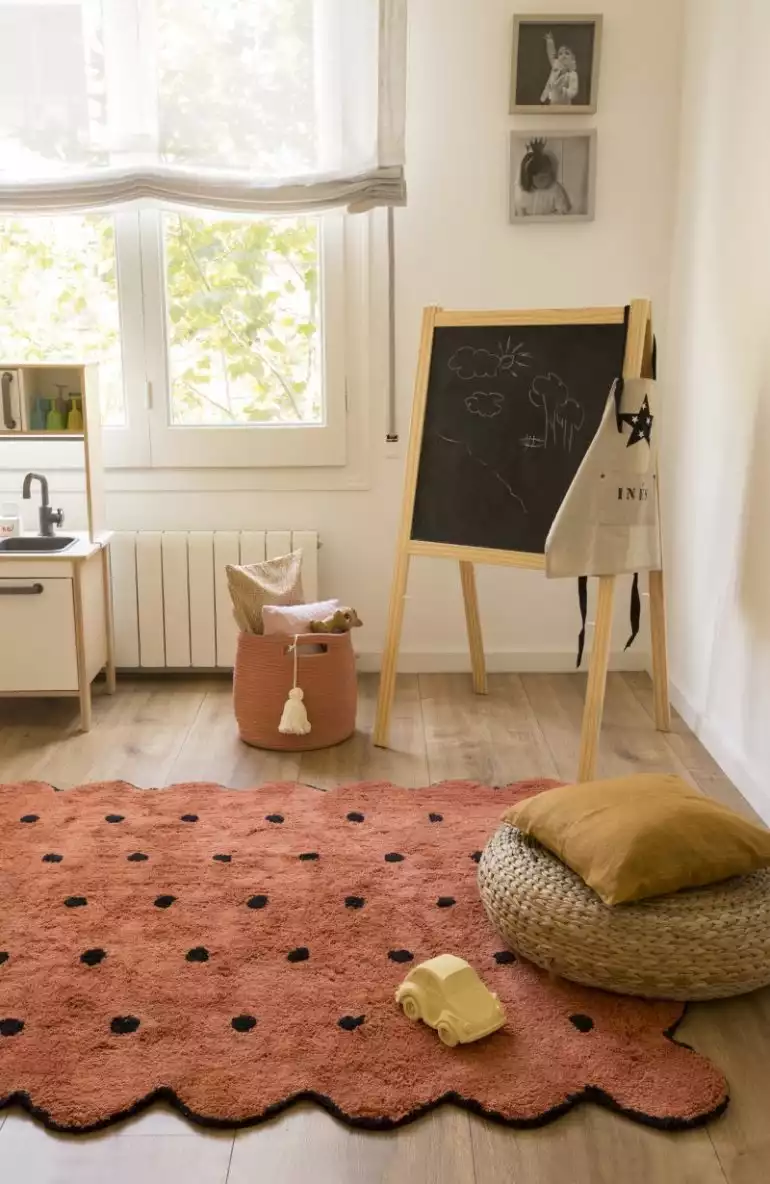 chambre-d-enfant-avec-tapis-biscuit