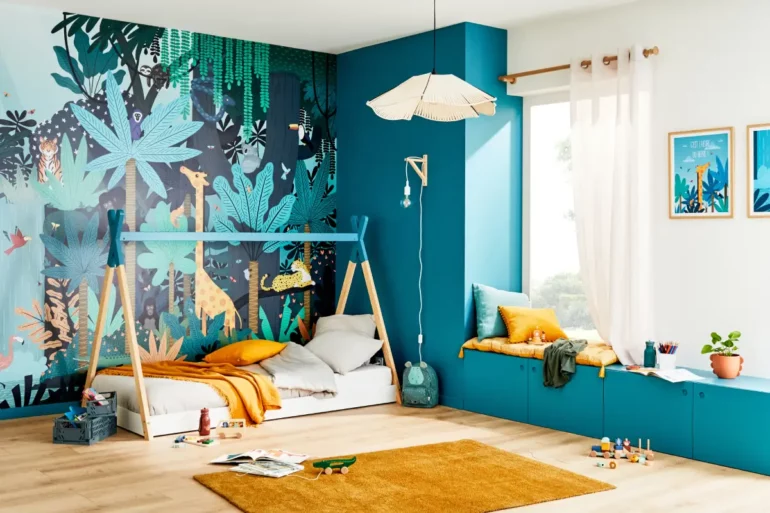 Chambre d'enfant mur bleu et papier peint animaux