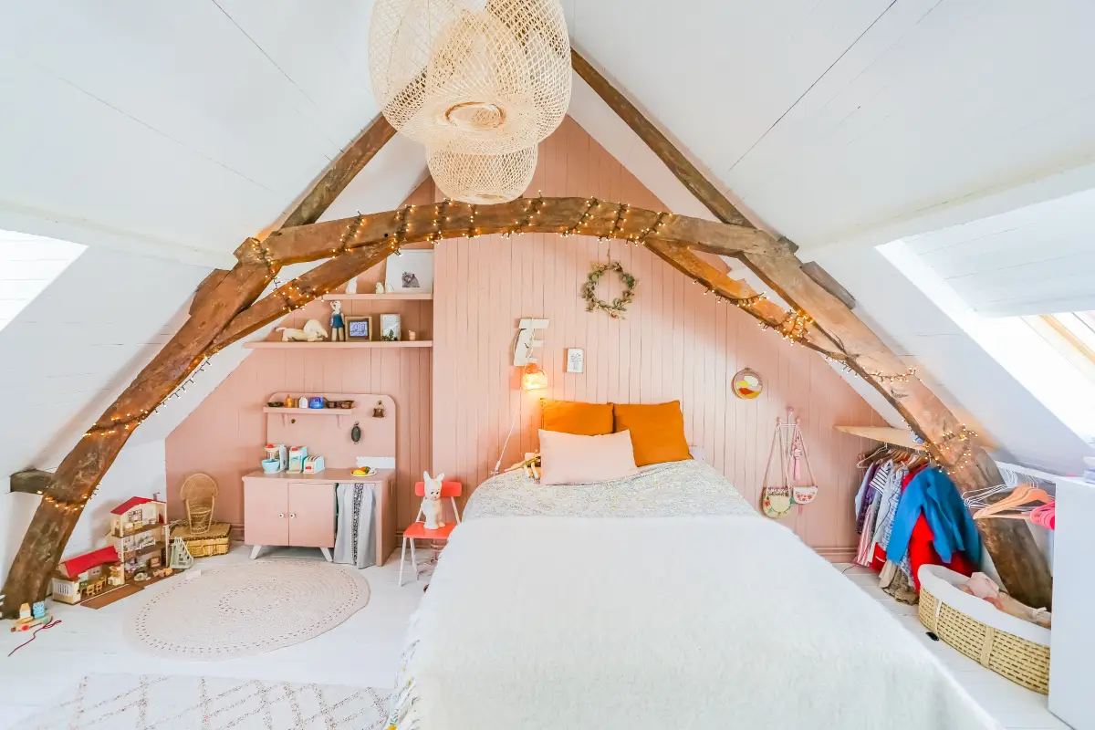 Chambre d'enfant avec poutres en bois apparentes