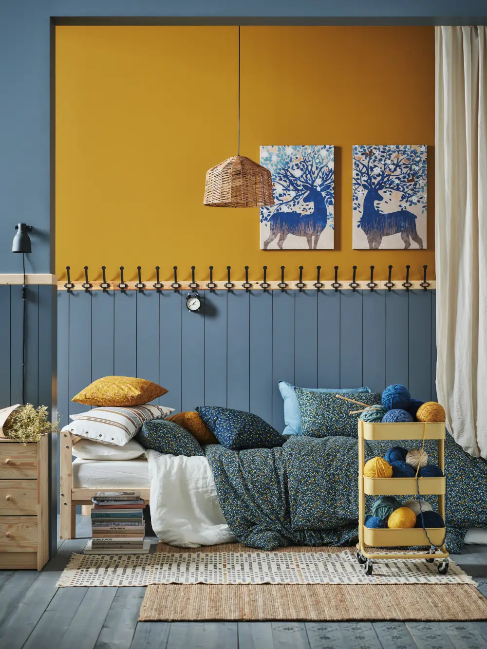 Déco jaune et bleu pièce de nuit