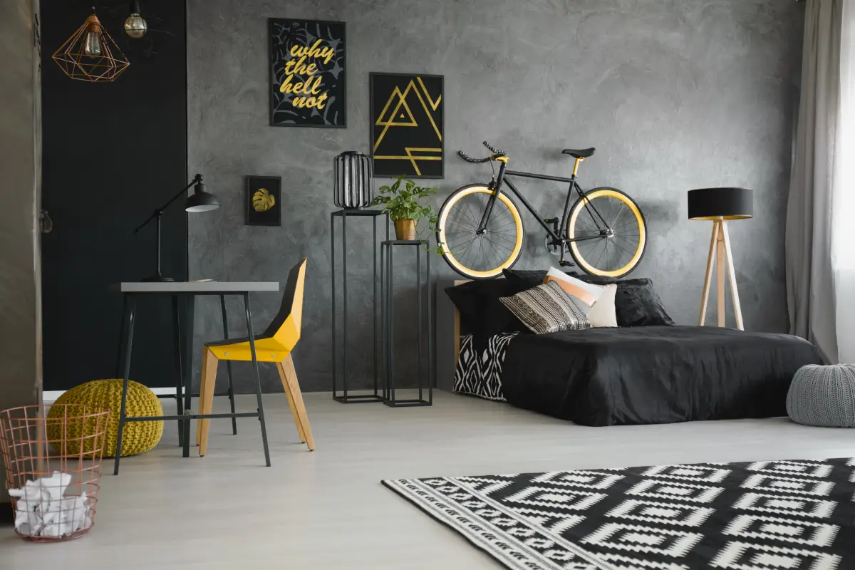 Chambre murs noirs et touches de déco jaunes