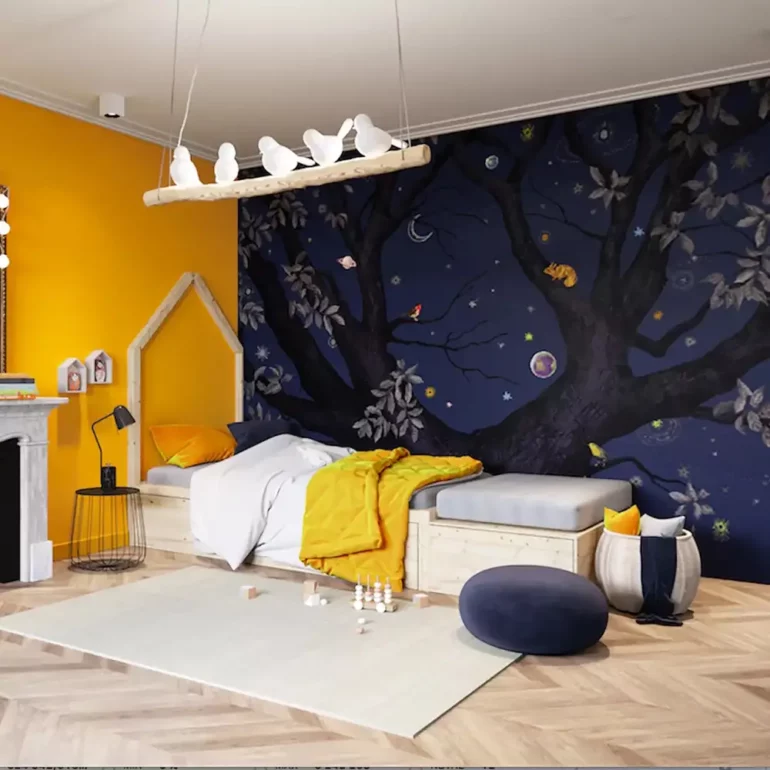 Chambre enfant mur jaune et papier peint panoramique bleu marine