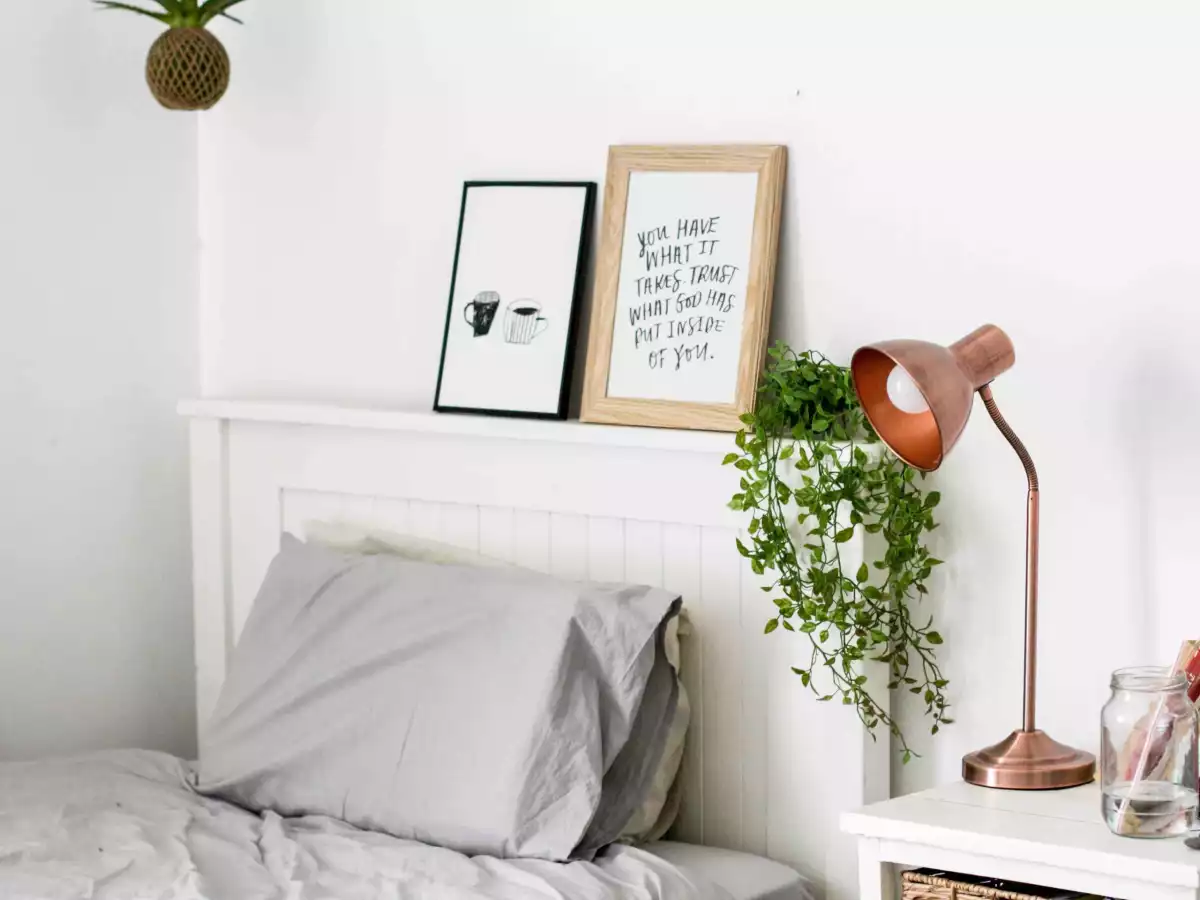 Chambre sans écran, mur et tête de lit blanc, lampe de chevet cuivrée