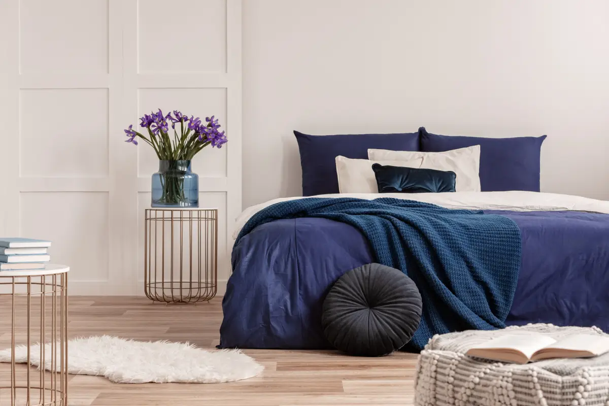 Chambre avec parure de lit bleue
