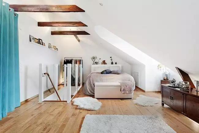 Photos : fastighetsbyran.se – Chambre sous les combles avec poutres