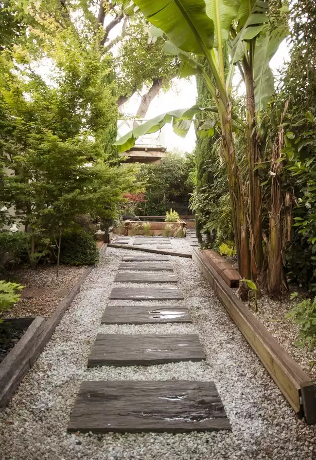 Chemin ombragé avec pas japonais