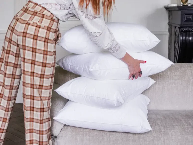 Choisir son oreiller pour bien dormir la nuit, lot de 4 oreillers blancs