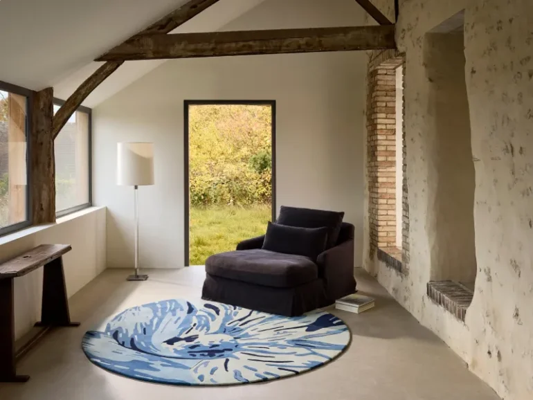 Choisir un tapis adapté à son intérieur, tapis rond à motifs bleus sous un fauteuil