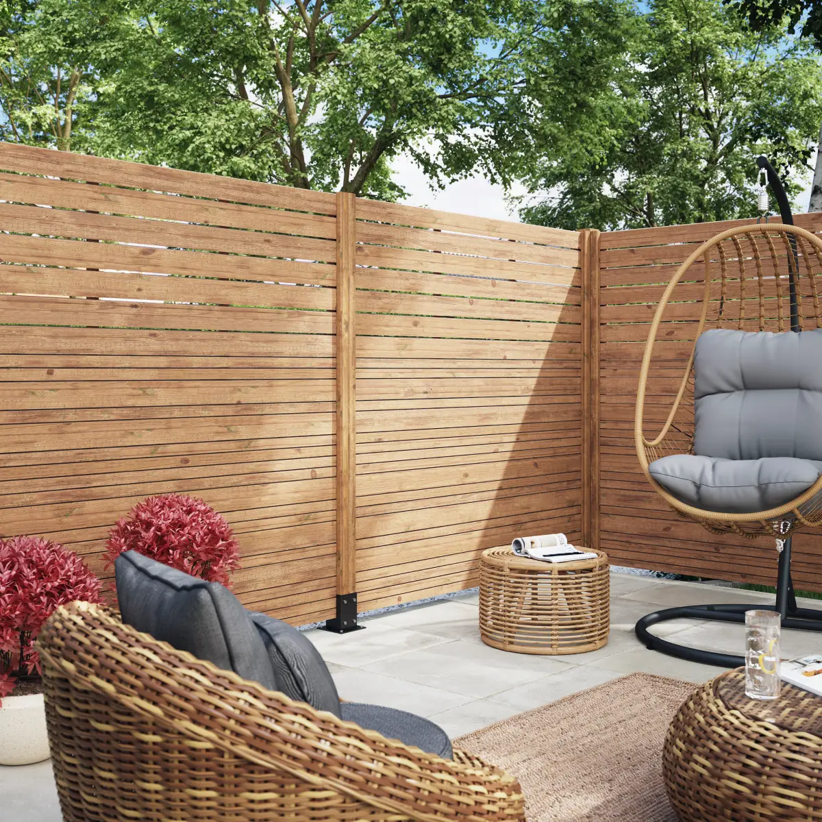 Palissade en bois, clôture l'espace cour du jardin, plantes et fauteuil en rotin