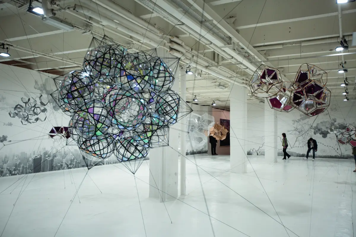 Installation "Clouds Cities" par Tomás Saraceno