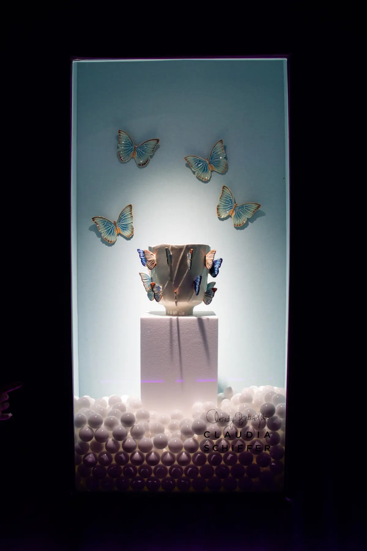 Vase en céramique avec papillons par Claudia Schiffer