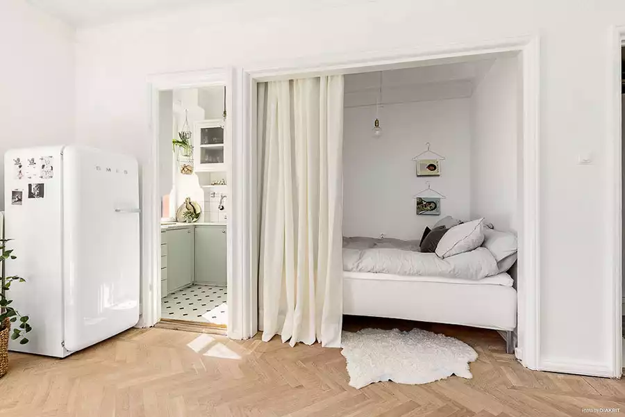 coin chambre avec rideau blanc