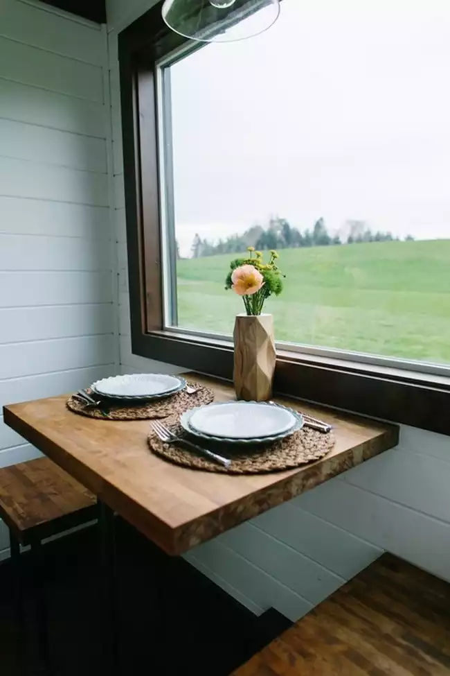 Coin repas avec vue sur la nature