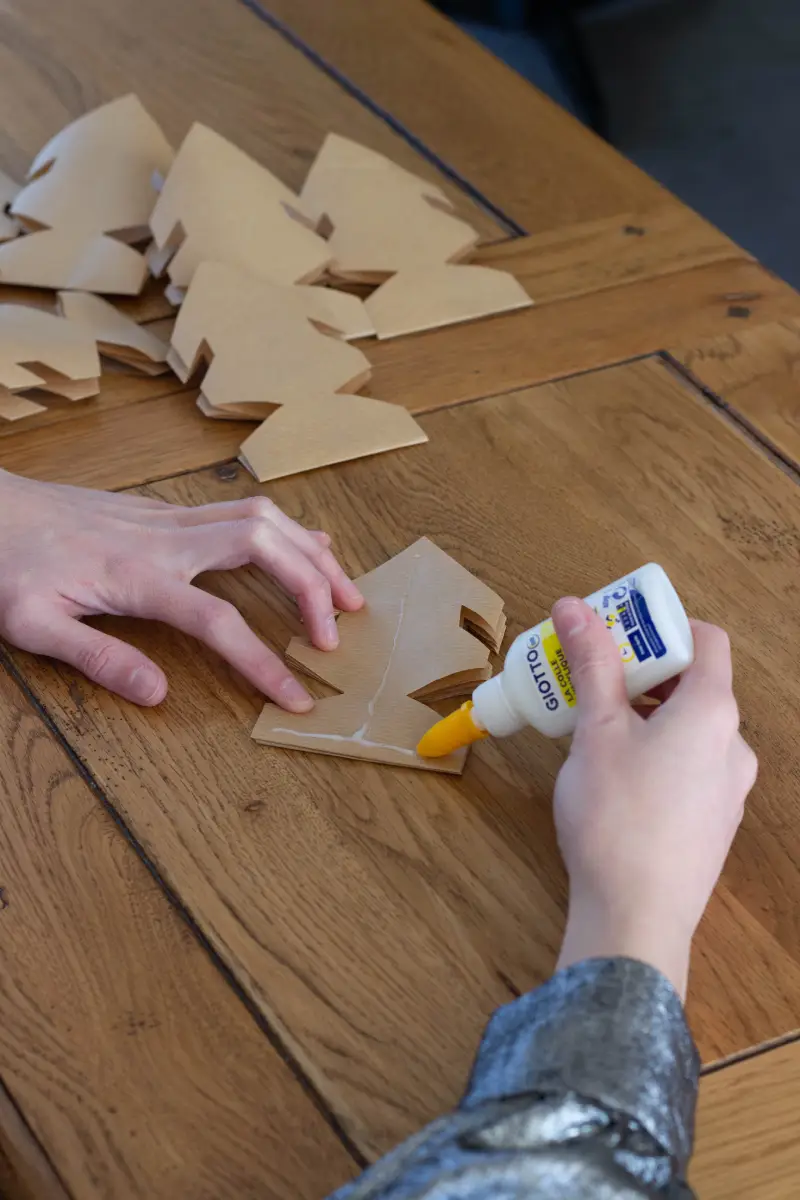 Appliquer de la colle sur la base de la branche de l'étoile et sur l'axe de symétrie vertical