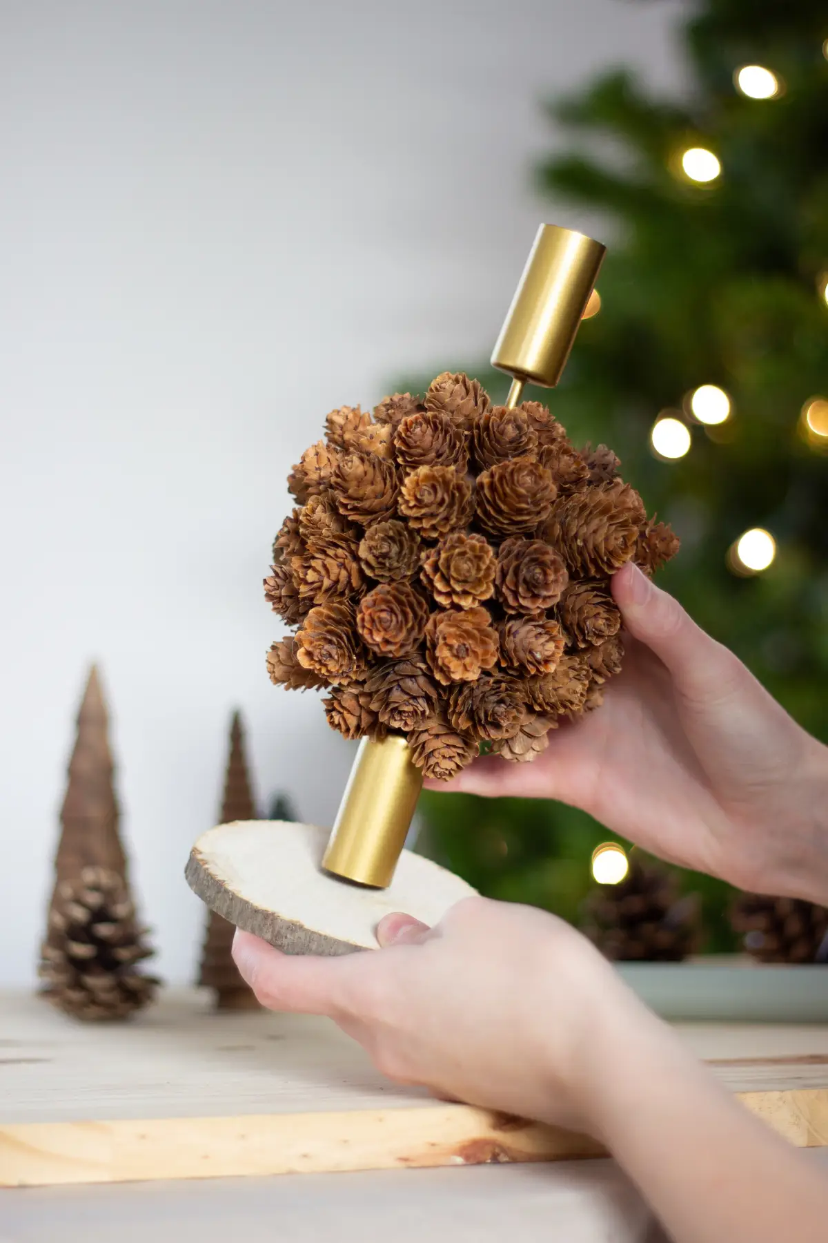 Coller le chandelier sur un rondin de bois pour plus de stabilité