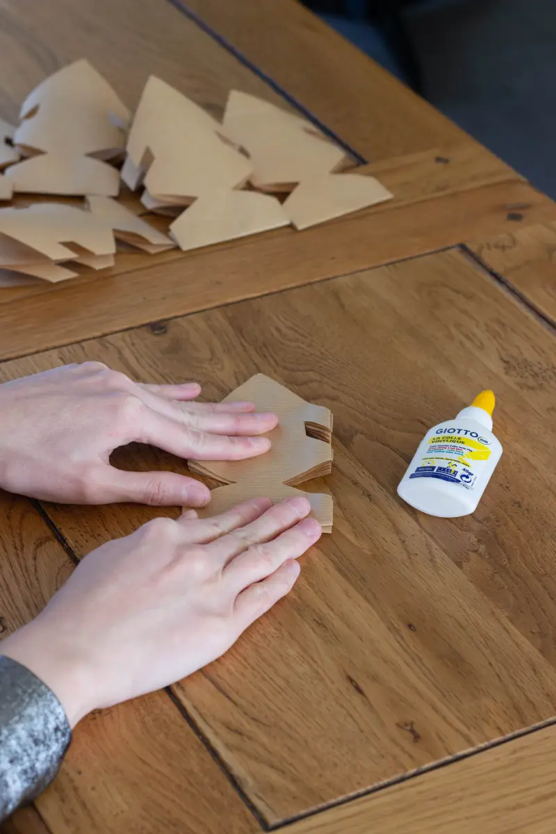 Coller la branche l'une sur l'autre et attendre que ça sèche