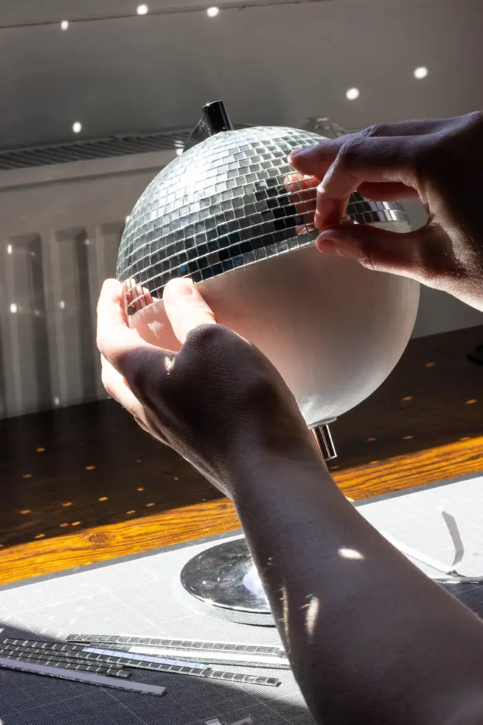 Coller une bande de mosaïques miroirs directement sur le globe pour aller plus vite