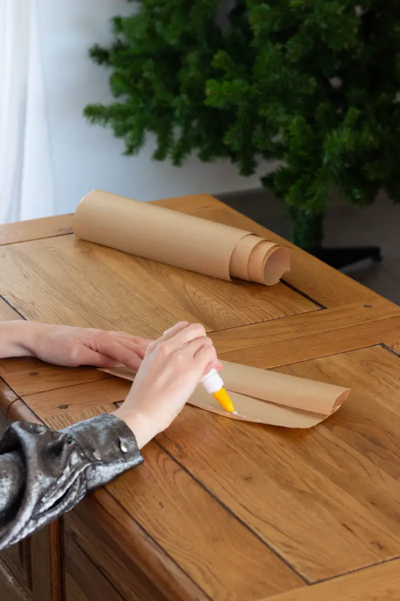 Coller la partie du papier qui se superpose