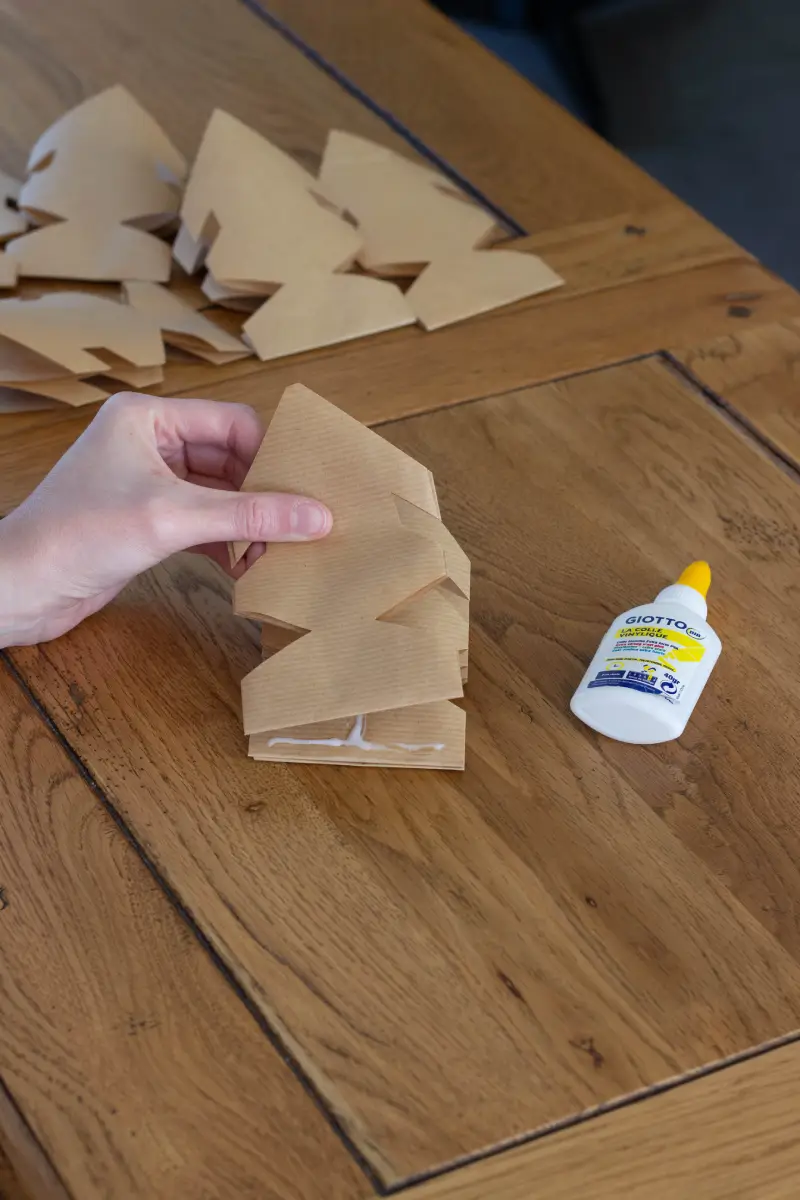 Coller chaque branche de l'étoile de Noël l'une sur l'autre