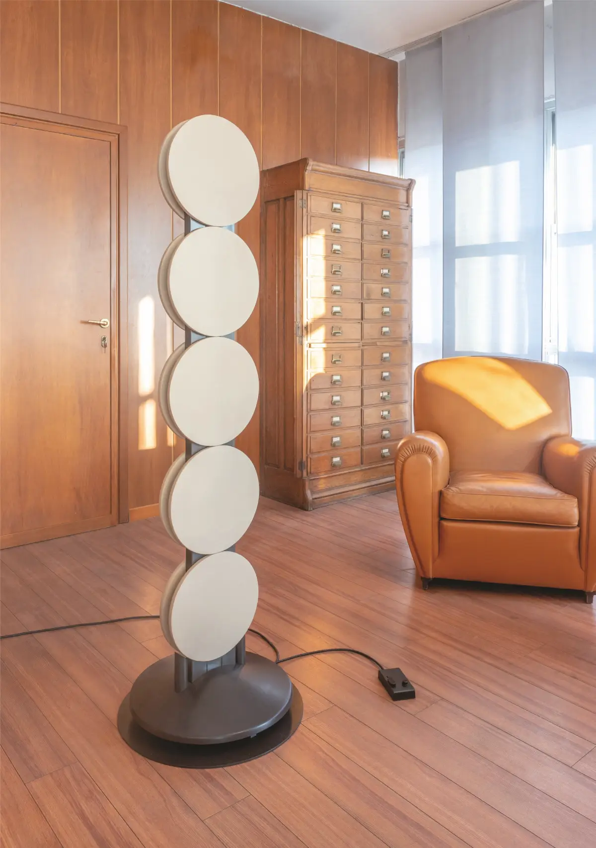 Radiateur à poser avec éclairage de la marque HOM. Esprit totem à partir de formes rondes couleur crème