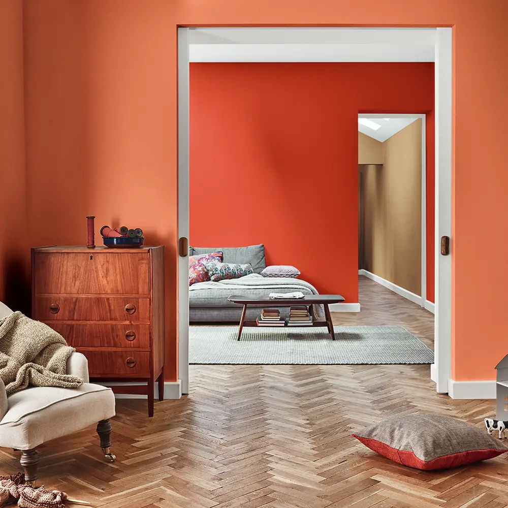 Murs couleurs chaudes : rouge-orangé dans le salon