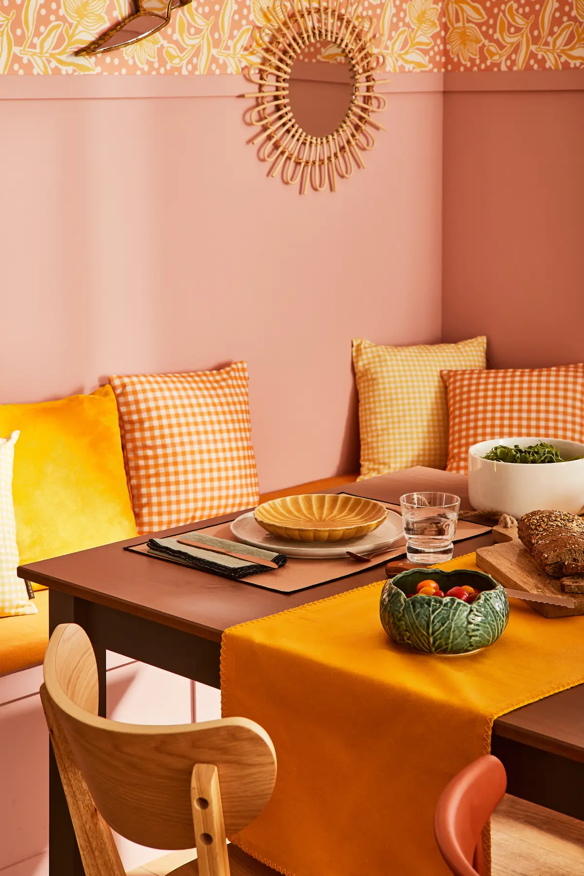 Table dressée dans des couleurs analogiques : jaune, rose, orange.