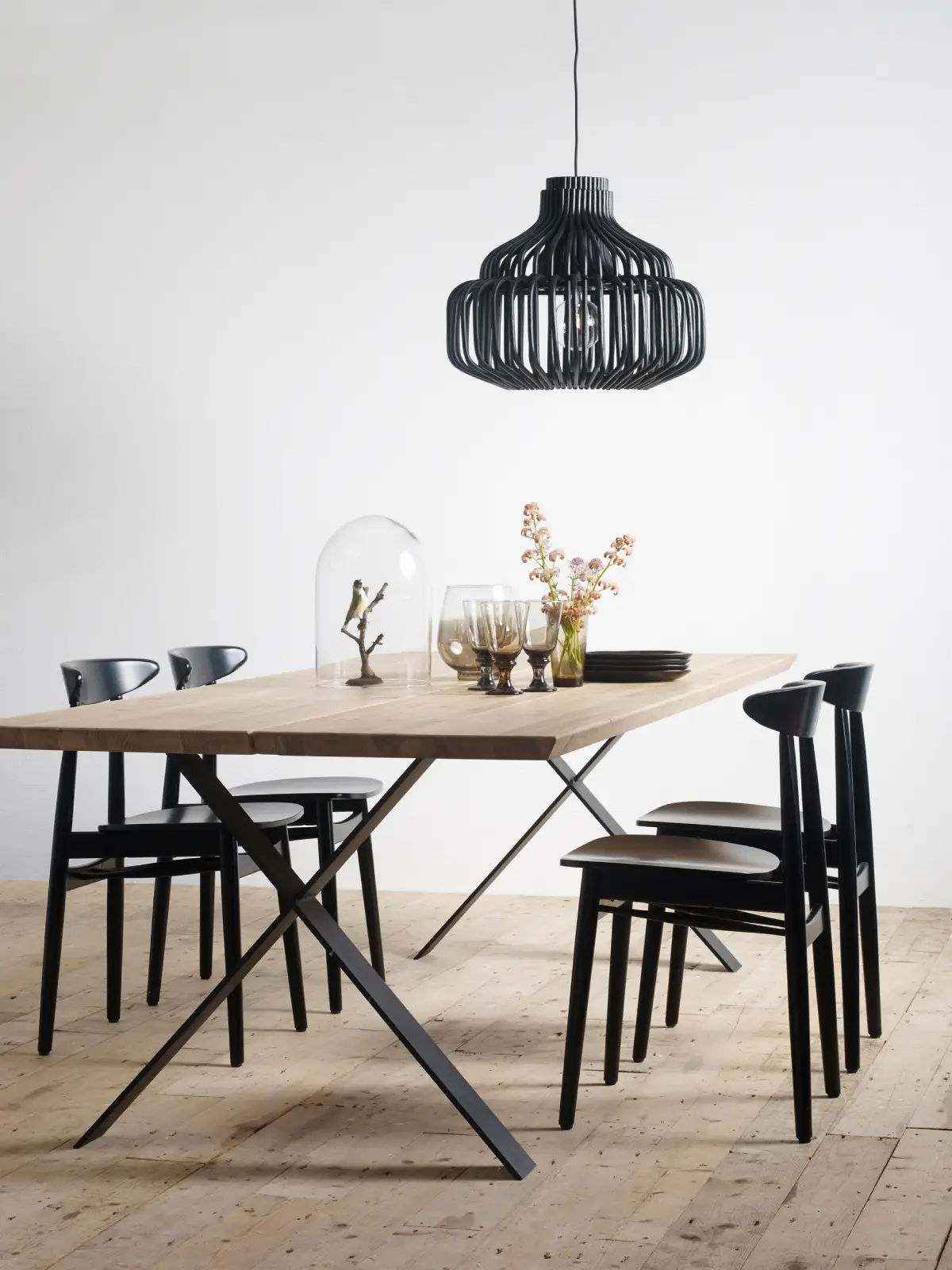 Table à manger bois et métal, chaises noires