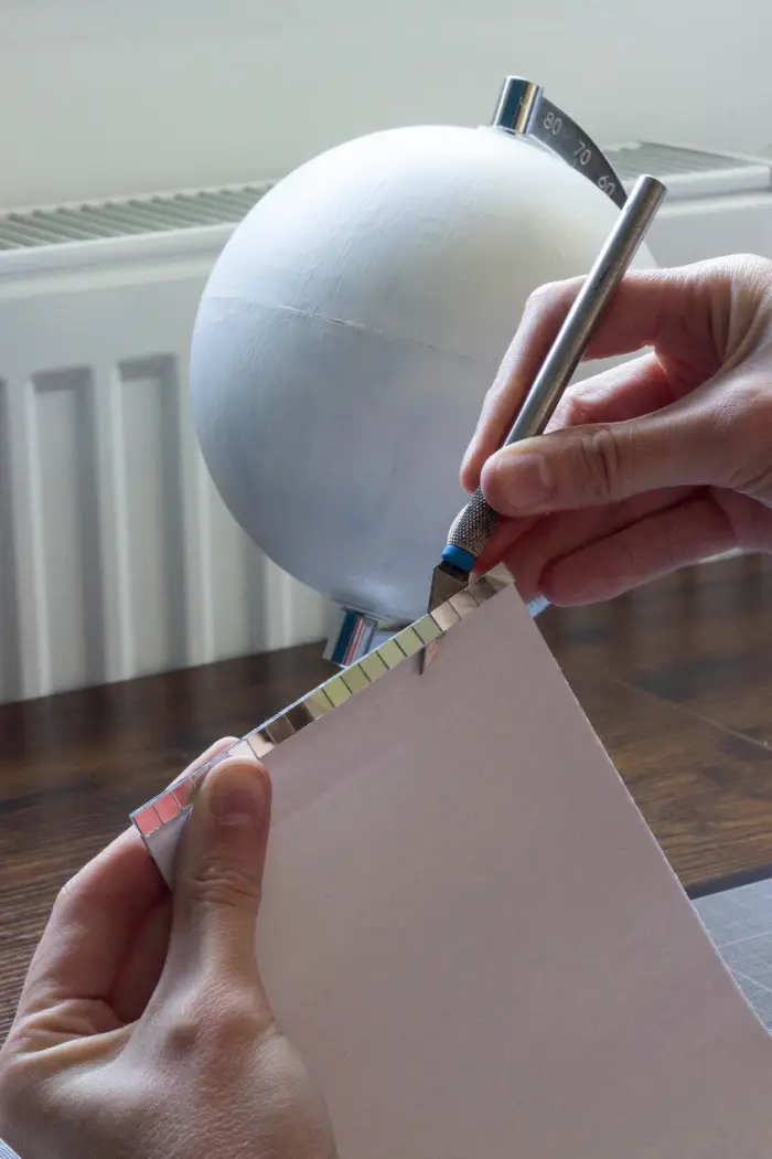 Couper au scalpel la bande de mosaïques miroir