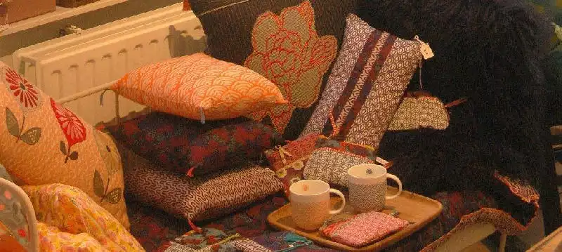 Coussins en tissus colorés