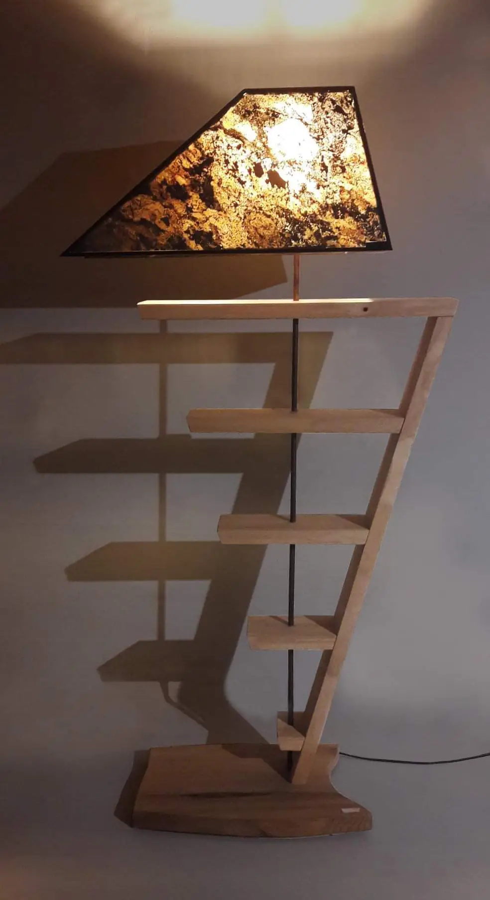 Lampe en bois d'hévéa, esthétique graphique