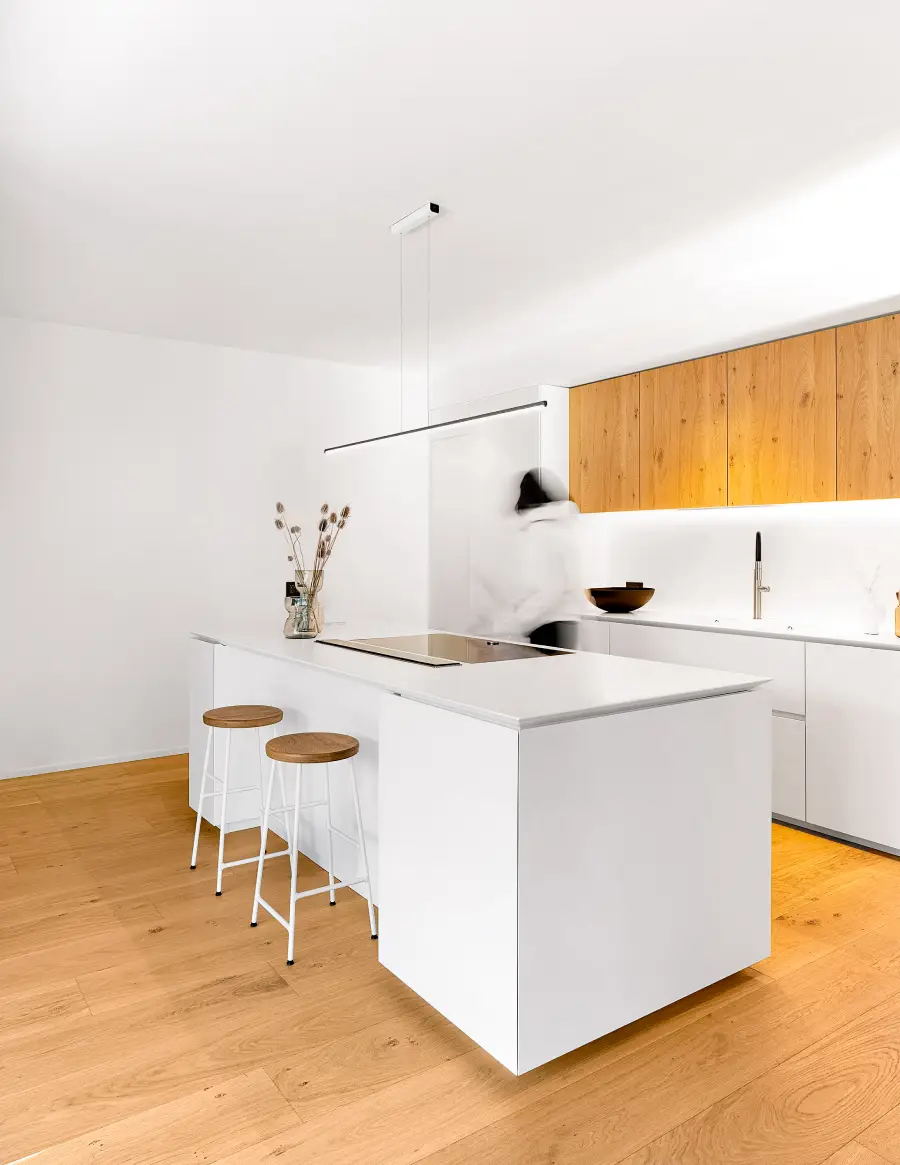 Cuisine blanche avec sol et meubles hauts en bois