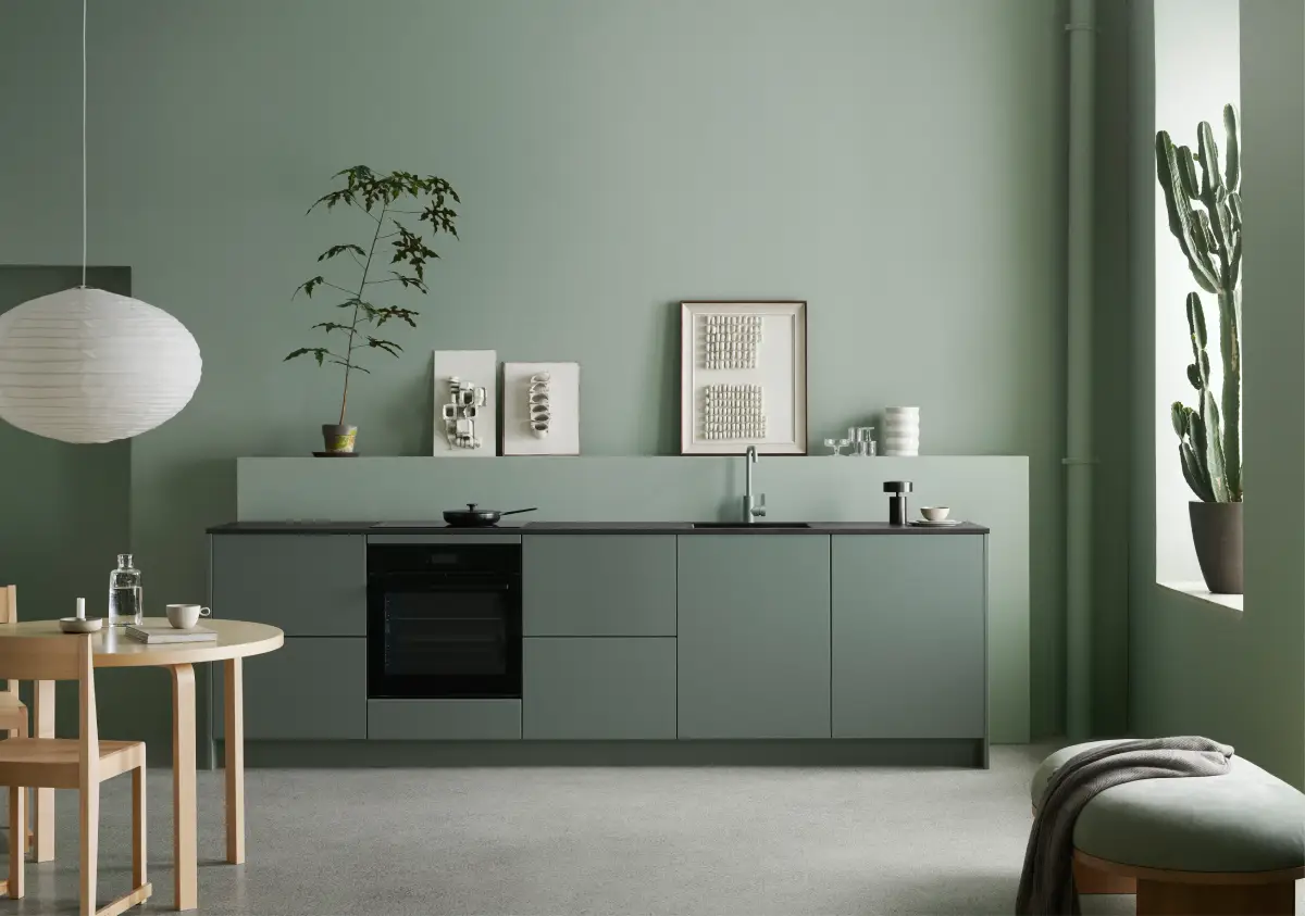 Cuisine total look vert sauge, couleur tendance 2023