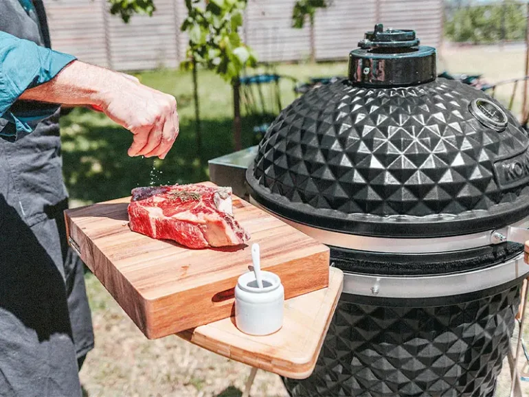 Cuisson de viande au kamado
