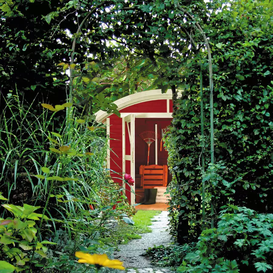 De la peinture sur la cabane de jardin