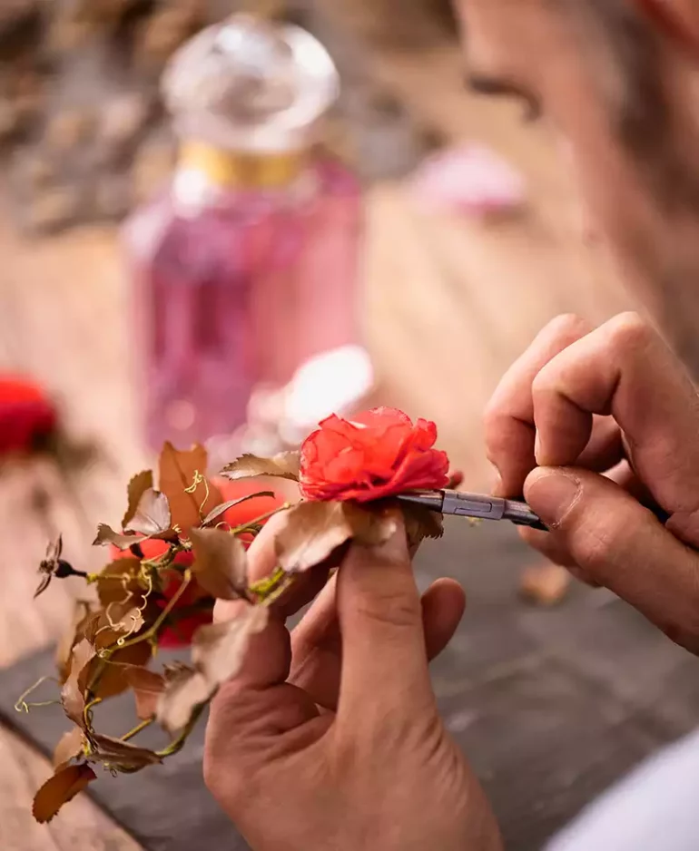 Transformation déchets plastiques en fleurs artificielles