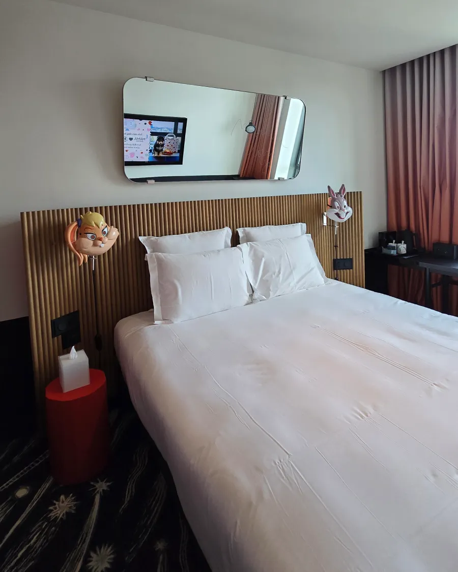 Déco pop chambre hôtel Mama Shelter Paris La Défense