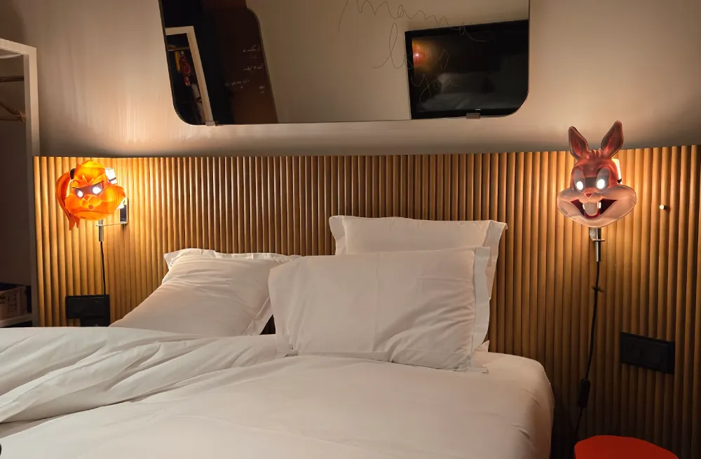 Déco chambre Mama Shelter dans le quartier des affaires